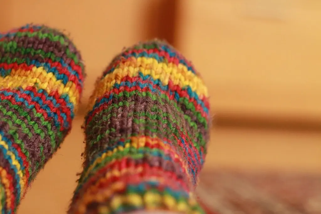 Calcetines de lana tejidos a mano, con franjas de colores